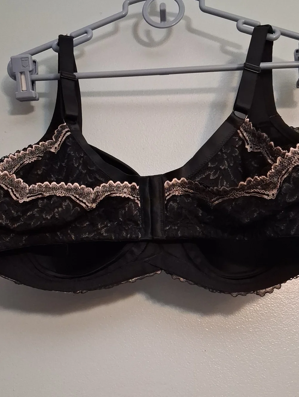 Breezies Size 44D Women's Black With Cream Lace-Trim Full Coverage WireFree Bra.